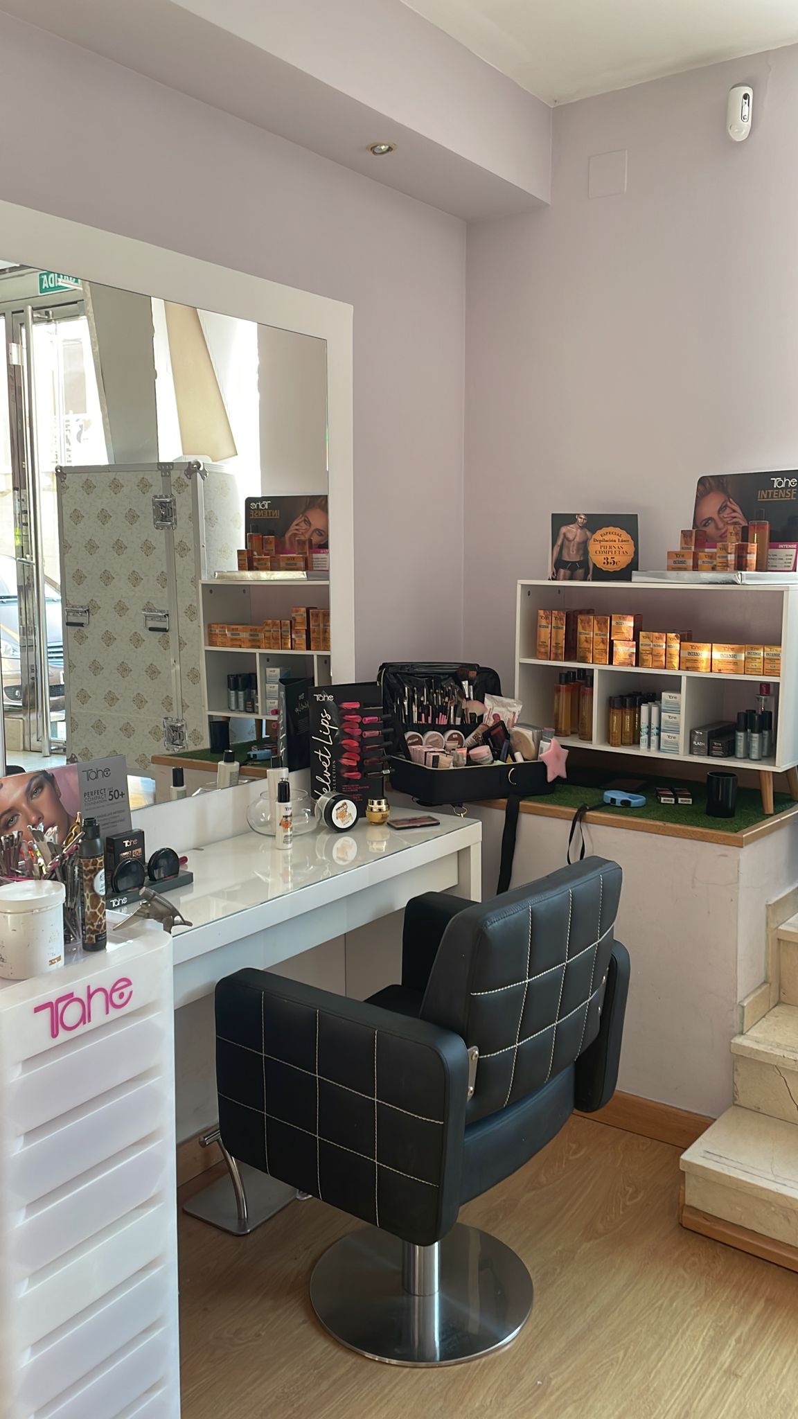 Foto del estudio de belleza, en el que aparecen una silla, un tocador y un espejo granada